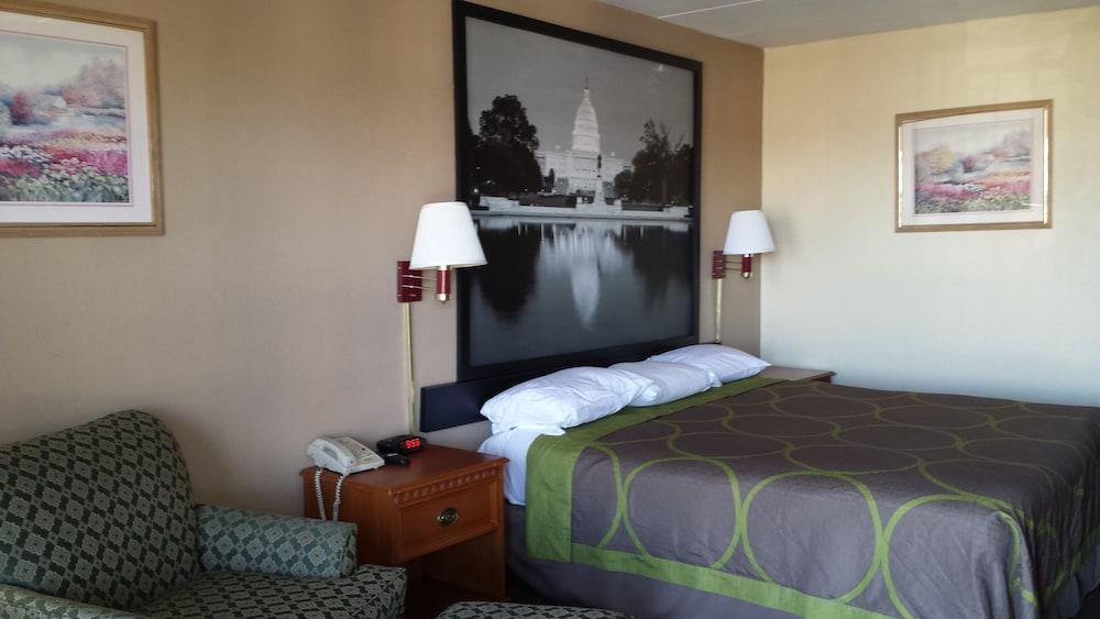 Super 8 By Wyndham Hotel