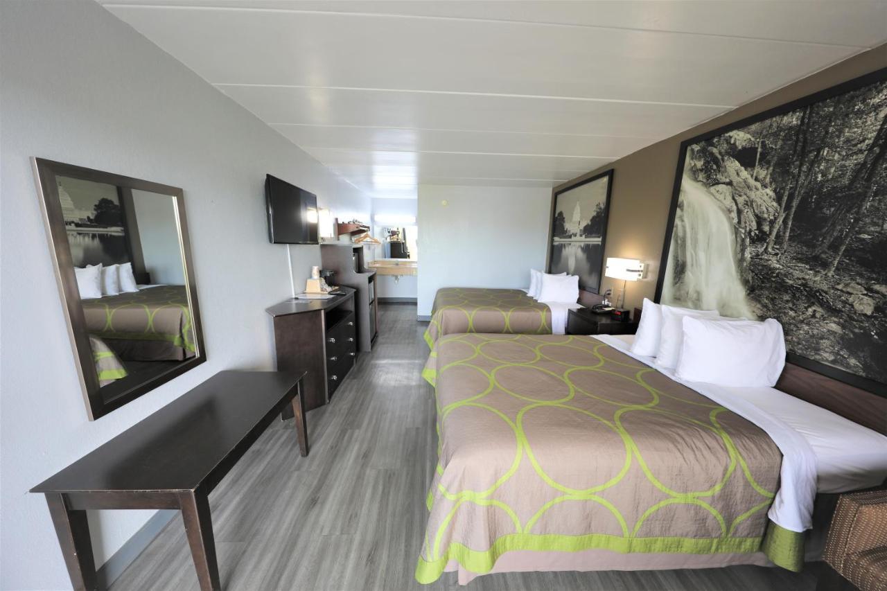 Super 8 By Wyndham Hotel *