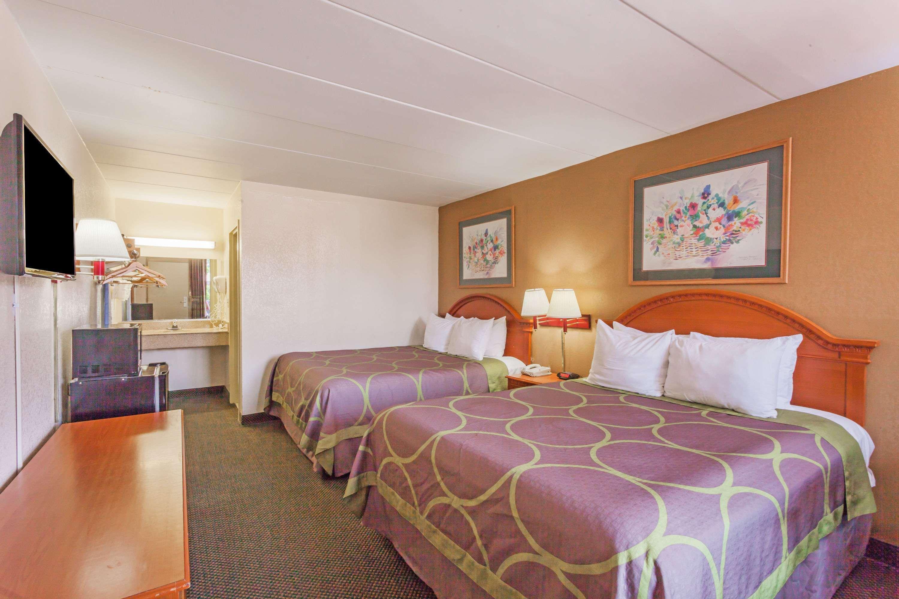 Super 8 By Wyndham Hotel *