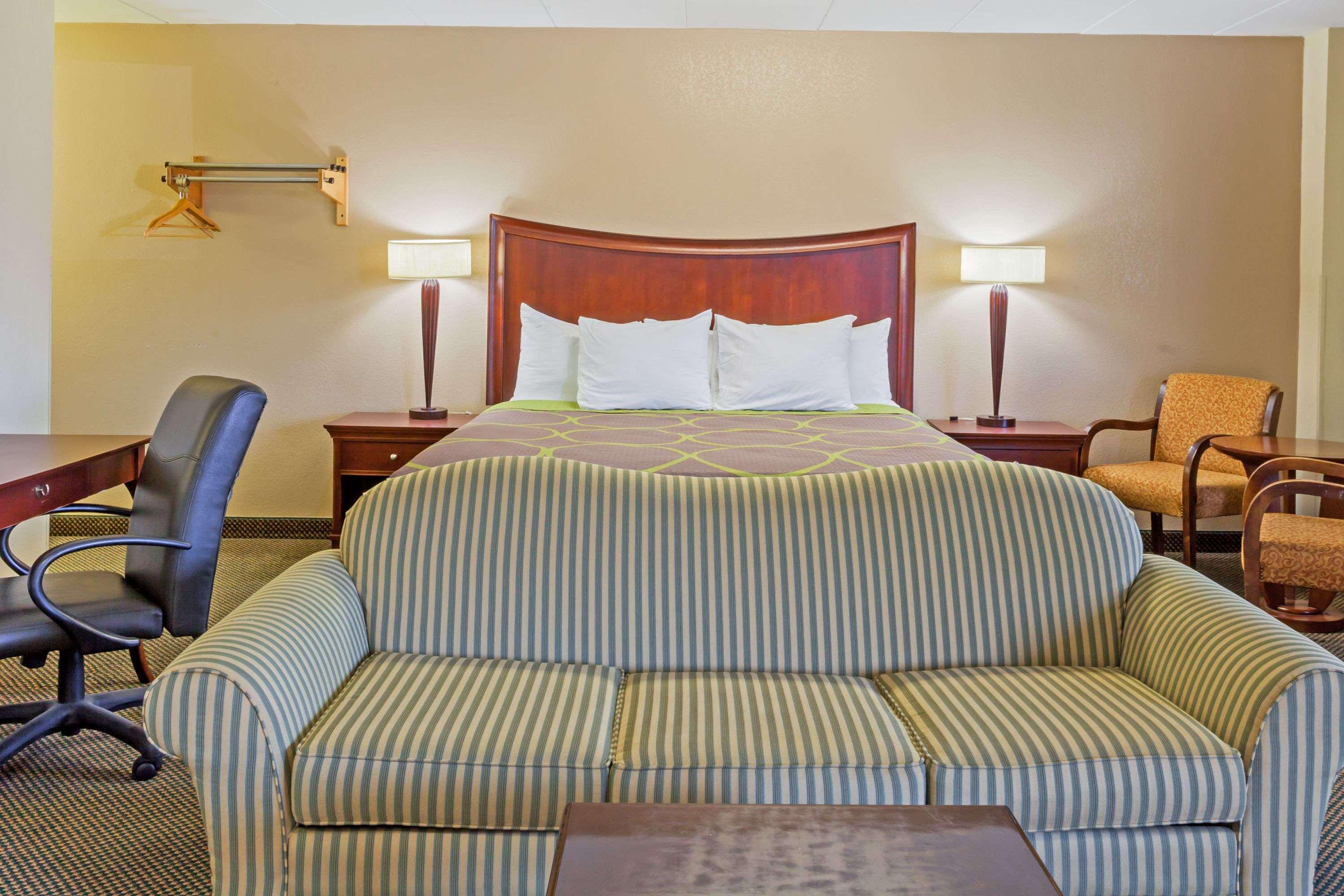 Super 8 By Wyndham Hotel *