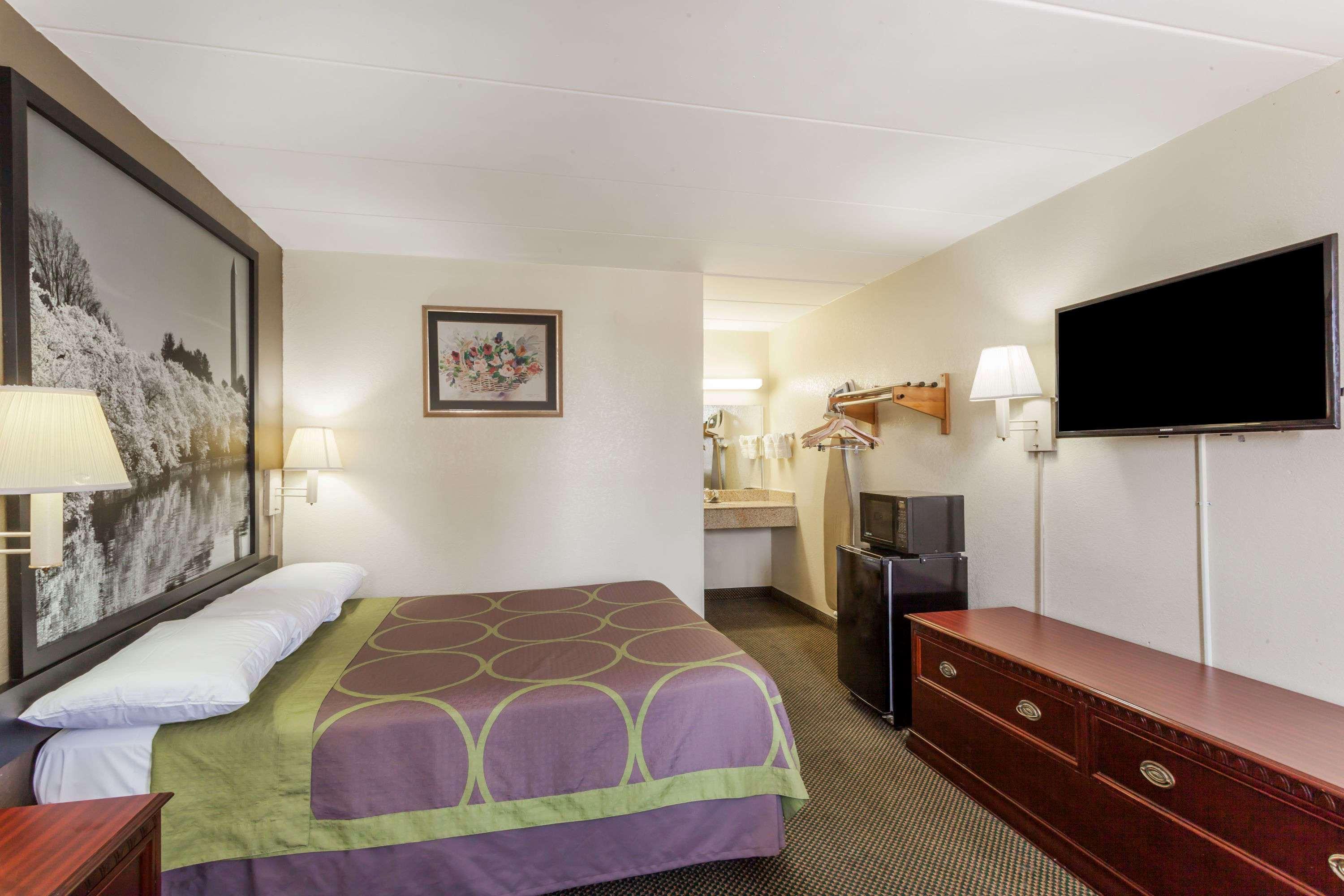 Super 8 By Wyndham Hotel *